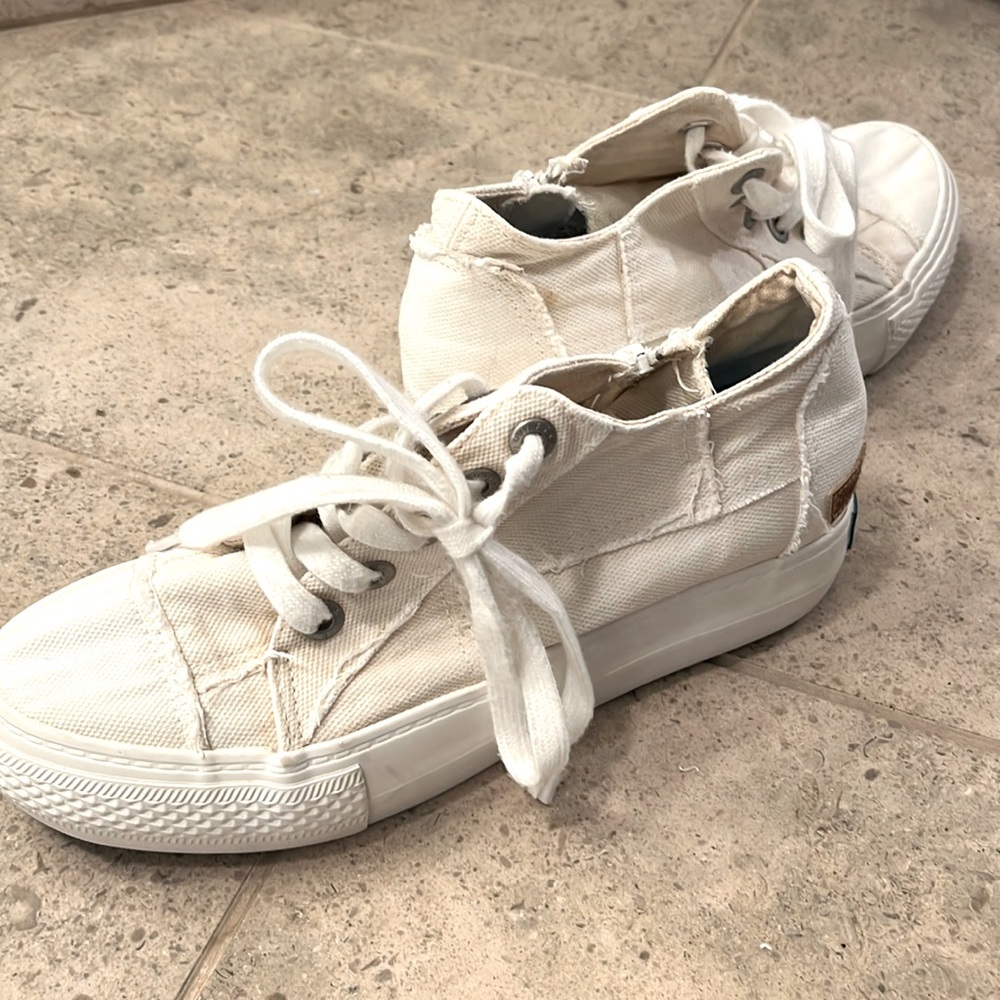 Adorable white bBlowfish sneakers - size 9